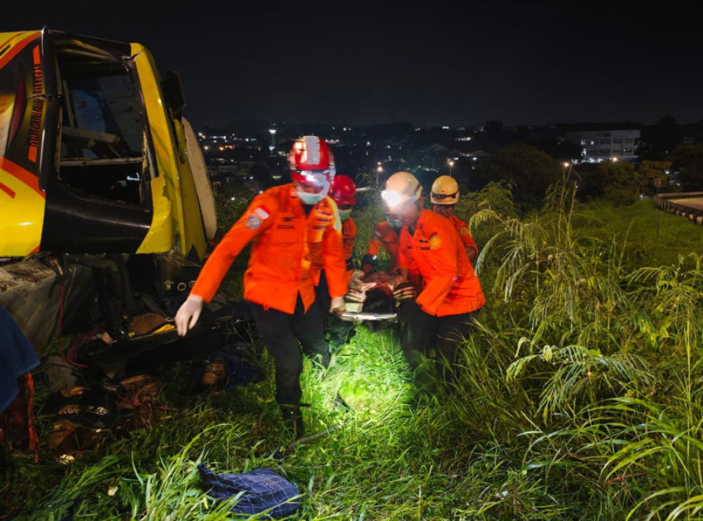 Najmanje 16 ljudi poginulo u prevrtanju putničkog autobusa u Indoneziji