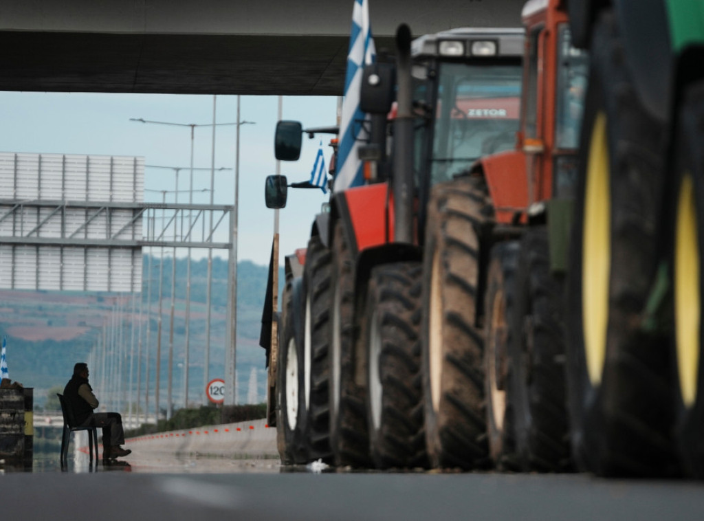 Grčki poljoprivrednici protestuju četvrtu nedelju, za praznike će olakšati saobraćaj