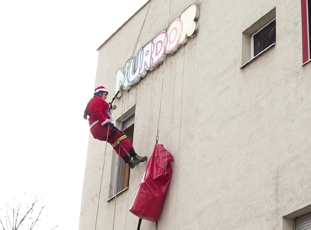 Spasioci Gorske službe poklanjaju poklone deci u zdravstvenim ustanovama širom Srbije