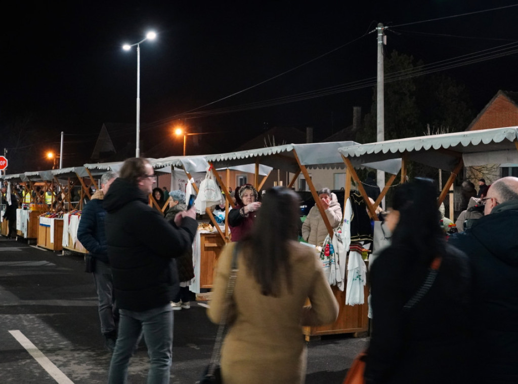 Vučić u Putincima prisustvuje otvaranju sportske hale i razgovara sa građanima