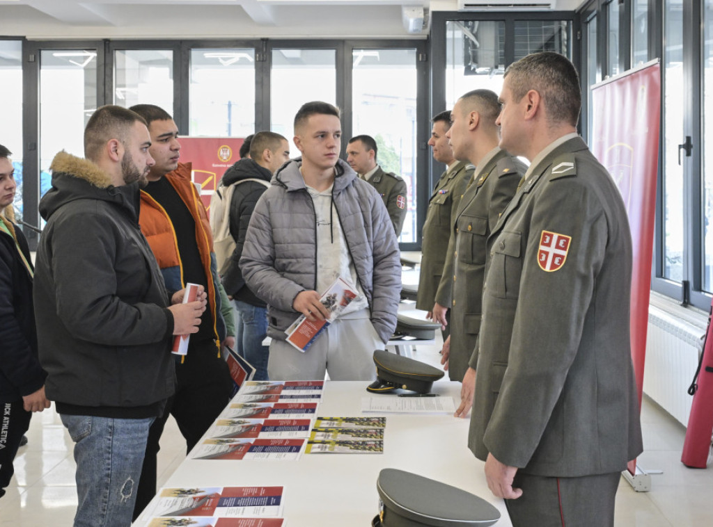 Pripadnici Ministarstva odbrane i Vojske na Sajmu profesionalne orijentacije u Pirotu
