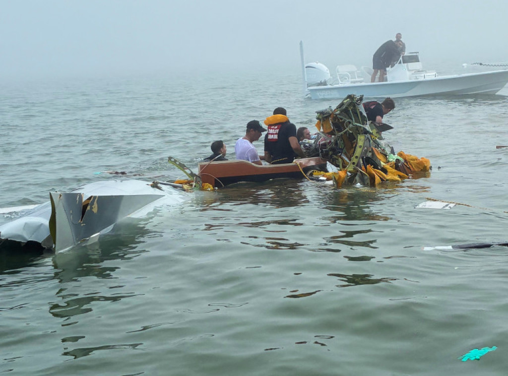 Najmanje pet ljudi poginulo je u padu malog aviona meksičke mornarice u Teksasu