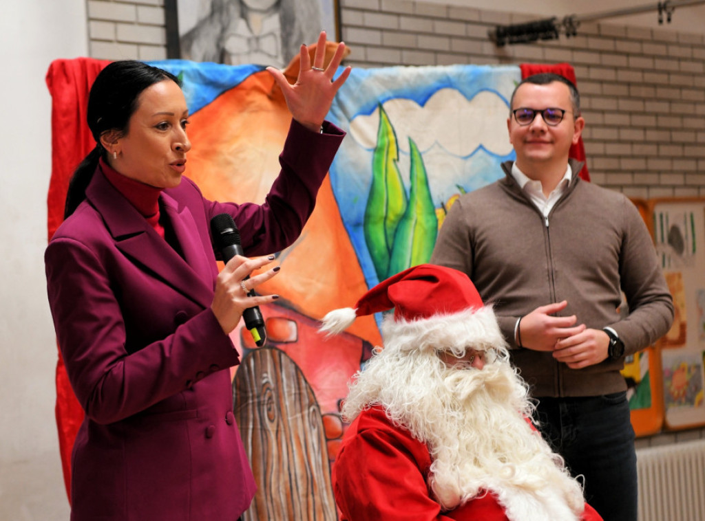 Jelena Žarić Kovačević podelila novogodišnje paketiće deci u Borči