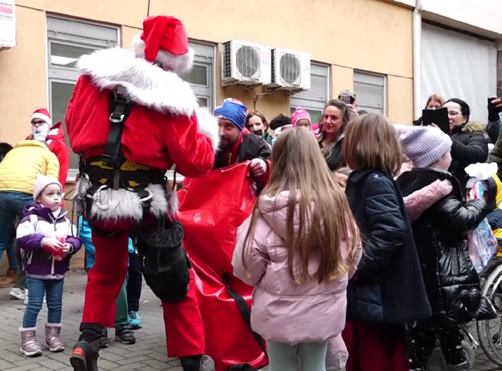 Članovi Gorske službe spasavanja podelili novogodišnje paketiće deci u bolnici u Novom Sadu