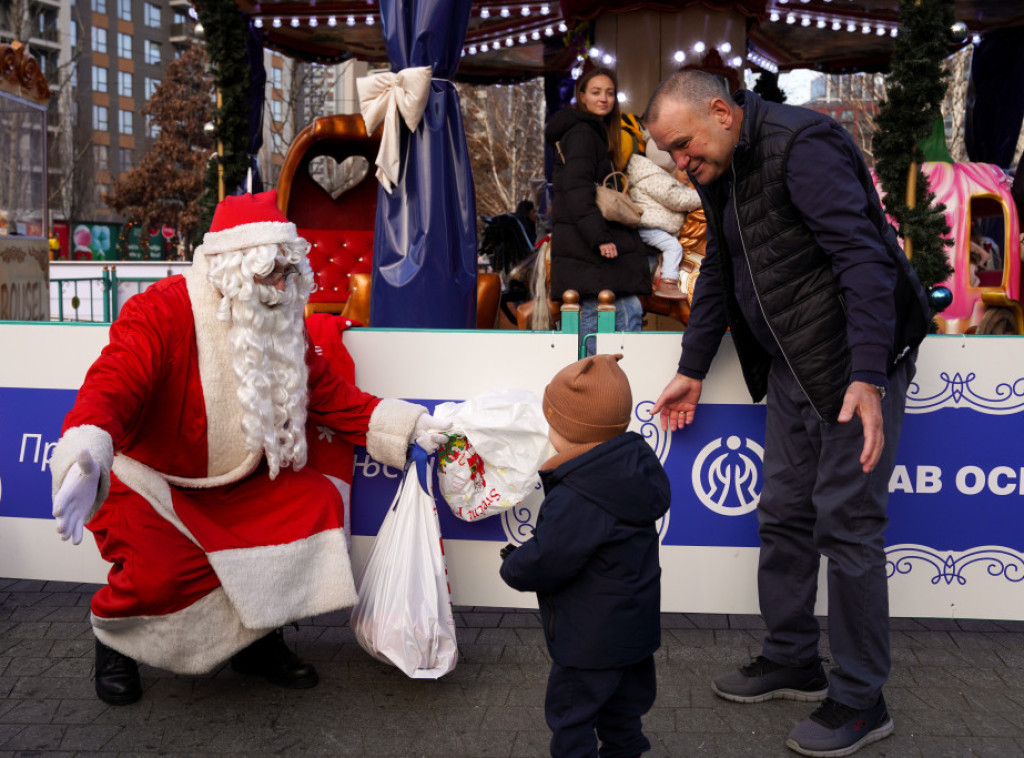 "Dunav osiguranje" daruje više od 4.300 novogodišnjih paketića deci