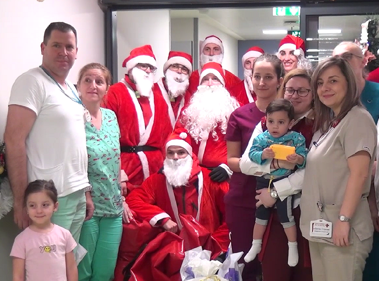 Spasioci Gorske službe spasavanja doneli poklone deci u zdravstvenim ustanovama u Leskovcu