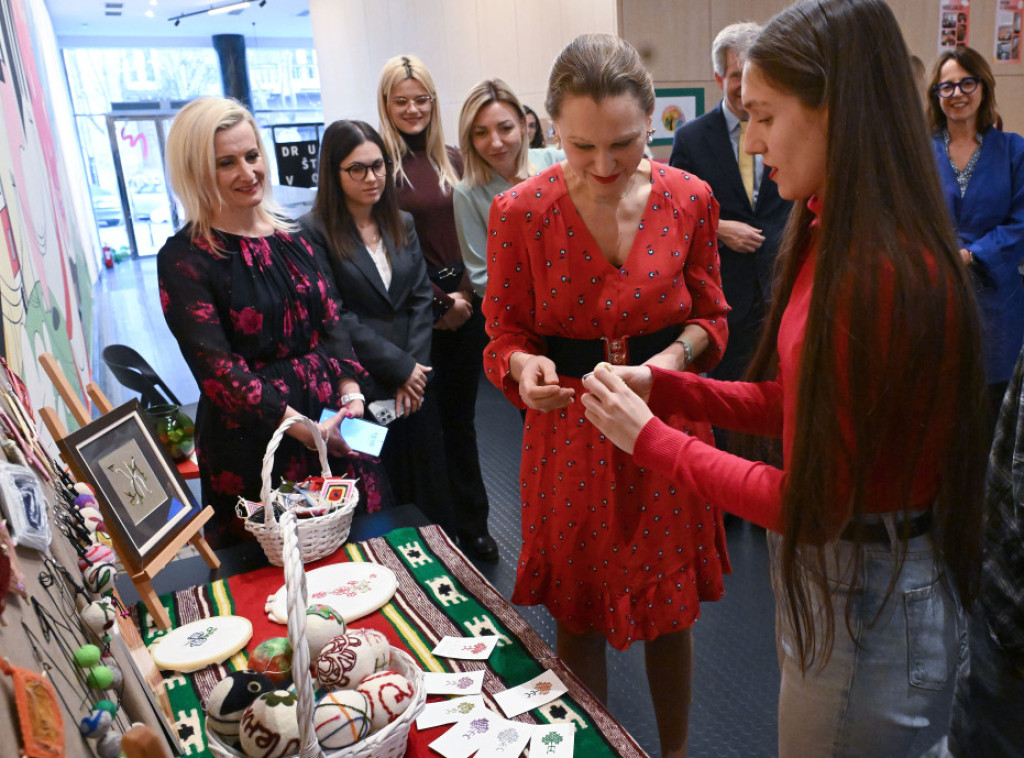 Stvaralaštvo mladih na prazničnoj izložbi "Zanatima do tolerancije"