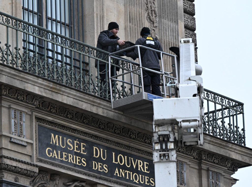 Uprava Luvra postavila rešetke na prozorima galerije Apolon