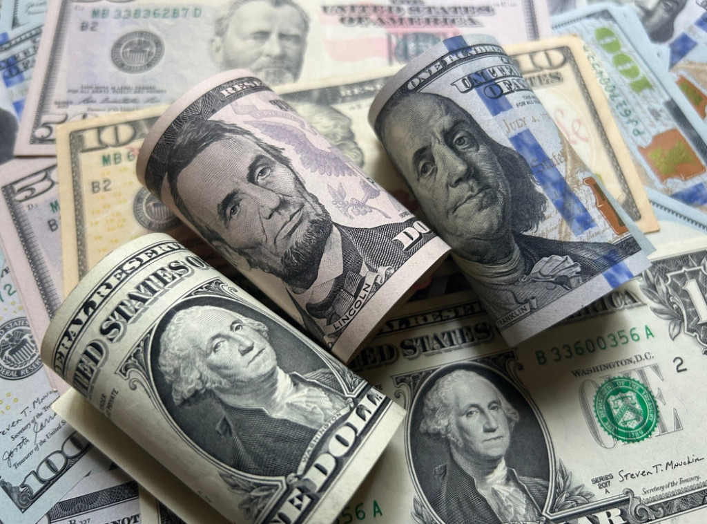 Dolar u padu i očekuje ga najgora godina od 2017.