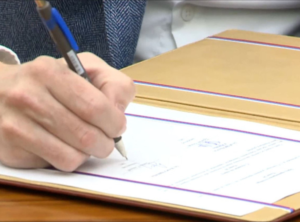 Ministar Glišić potpisao ugovor od 562 milona dinara za rekonstrukciju Doma zdravlja u Negotinu