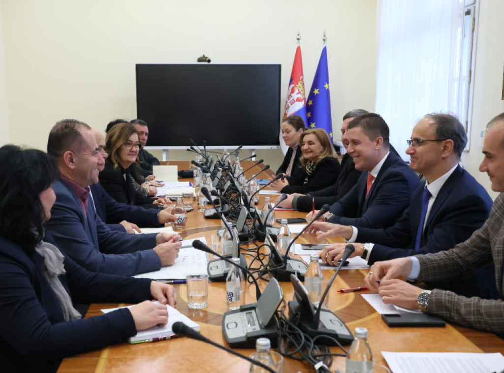 Premijer Macut razgovarao sa predstavnicima sindikata prosvete o izazovima u obrazovanju