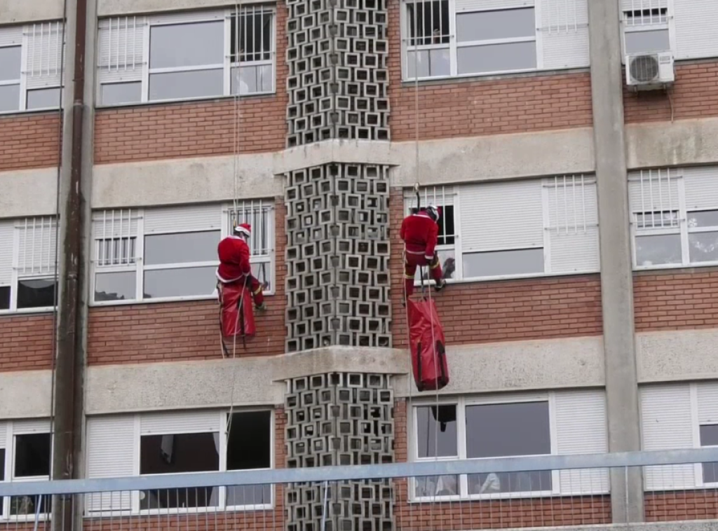 Spasioci Gorske službe spasavanja u kostimima Deda Mraza podelili paketiće deci iz bolnice u Kruševcu