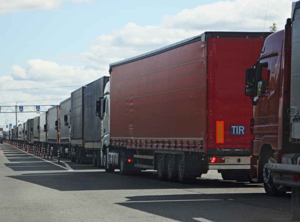 AMSS: Teretnjaci se na izlazu zadržavaju šest sati na graničnom prelazu Batrovci, tri sata na prelazu Šid