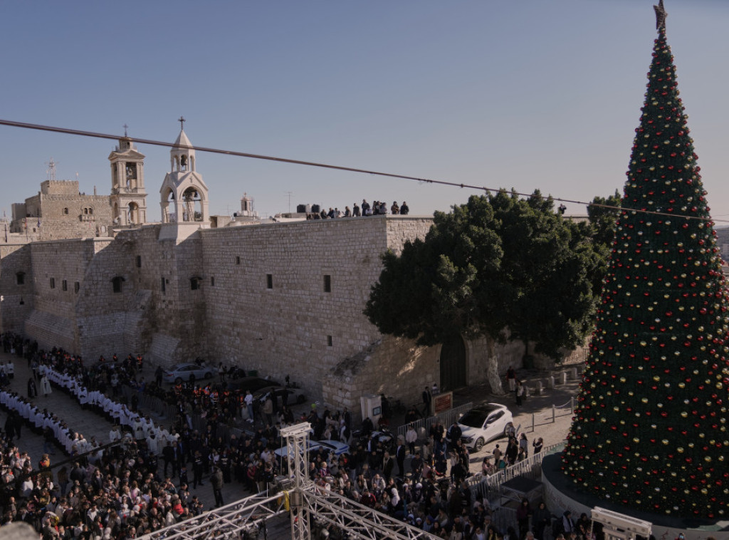 Hiljade ljudi proslavile Badnje veče u Vitlejemu prvi put od 2022. godine