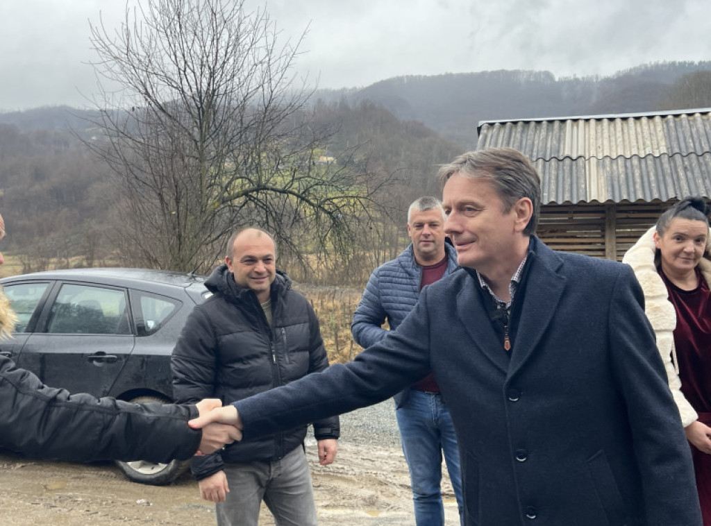 Ministar Glišić otvorio vodovodnu mrežu u selu Gračanica kod Ljubovije