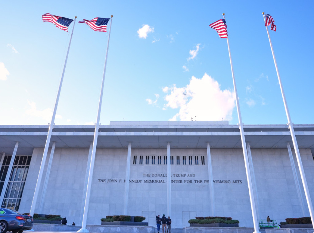 Novogodišnji koncerti u Kenedi centru otkazani nakon dodavanja Trampovog imena