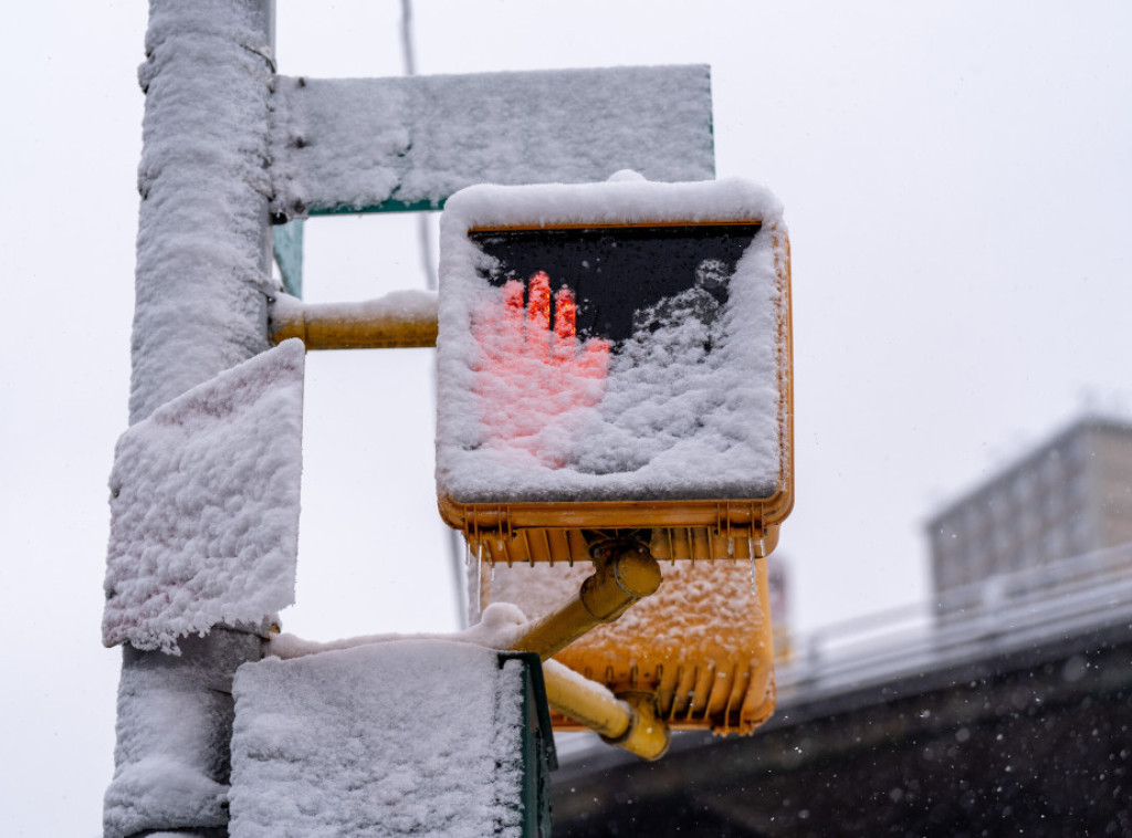 Javno preduzeće "Putevi Srbije" apeluju na učesnike u saobraćaju da budu oprezni zbog snežnih padavina