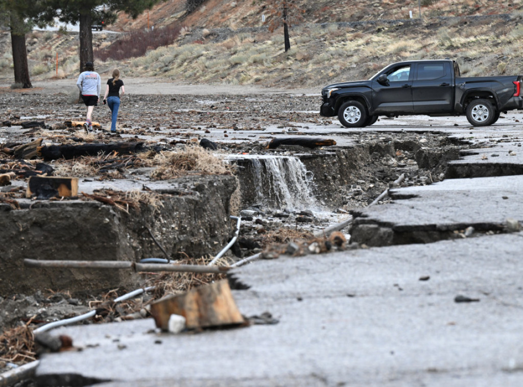U Kaliforniji na snazi upozorenja zbog visokih talasa, poplava i lavina, troje mrtvih