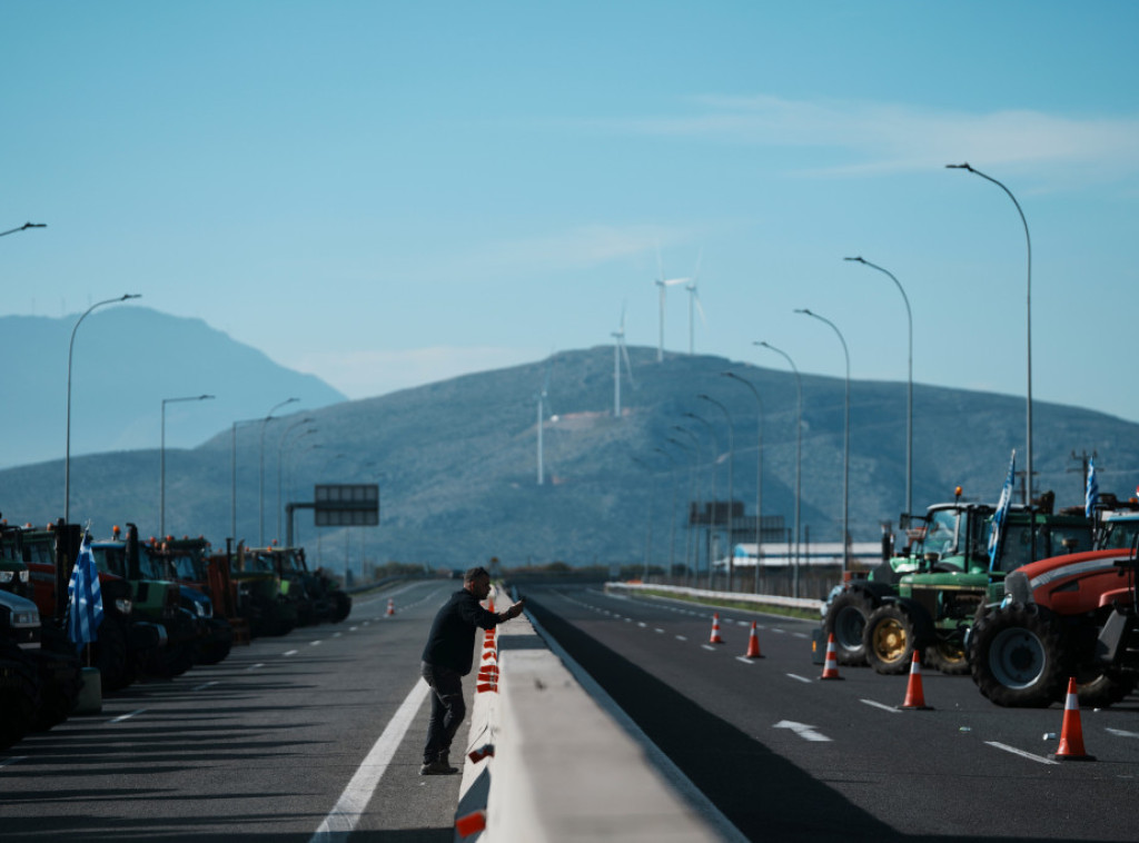 Poljoprivrednici traktorima i dalje blokiraju puteve širom Grčke