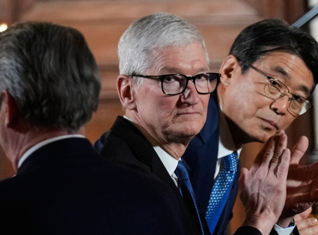 Direktor Epla Tim Kuk udvostručio svoj udeo u firmi Najki i podržao njen oporavak