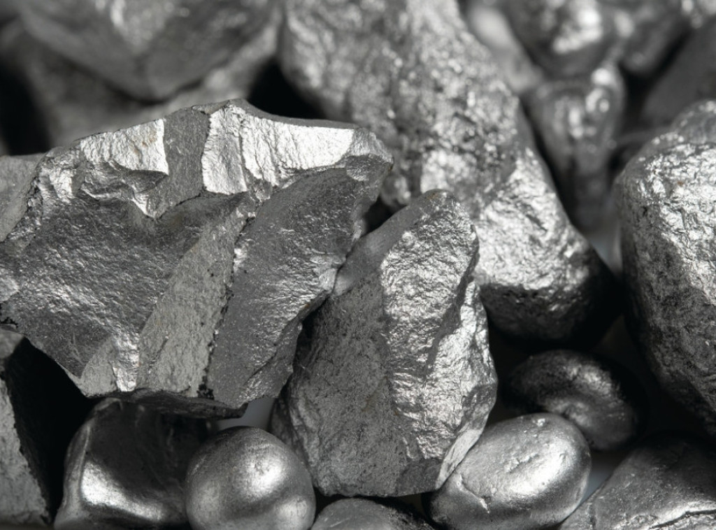 Cena platine porasla na novi istorijski rekord, premašila 2.400 dolara po unci