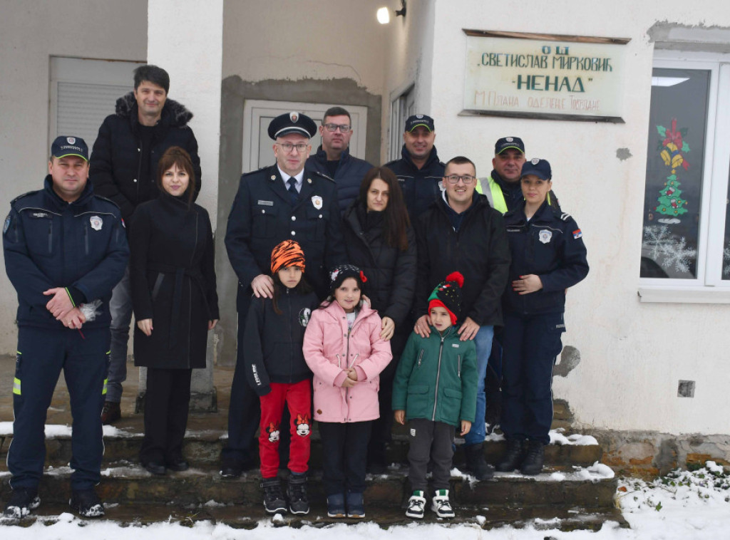 Ivica Dačić uputio novogodišnje pismo deci iz sela Tovrljane koja pešače do škole