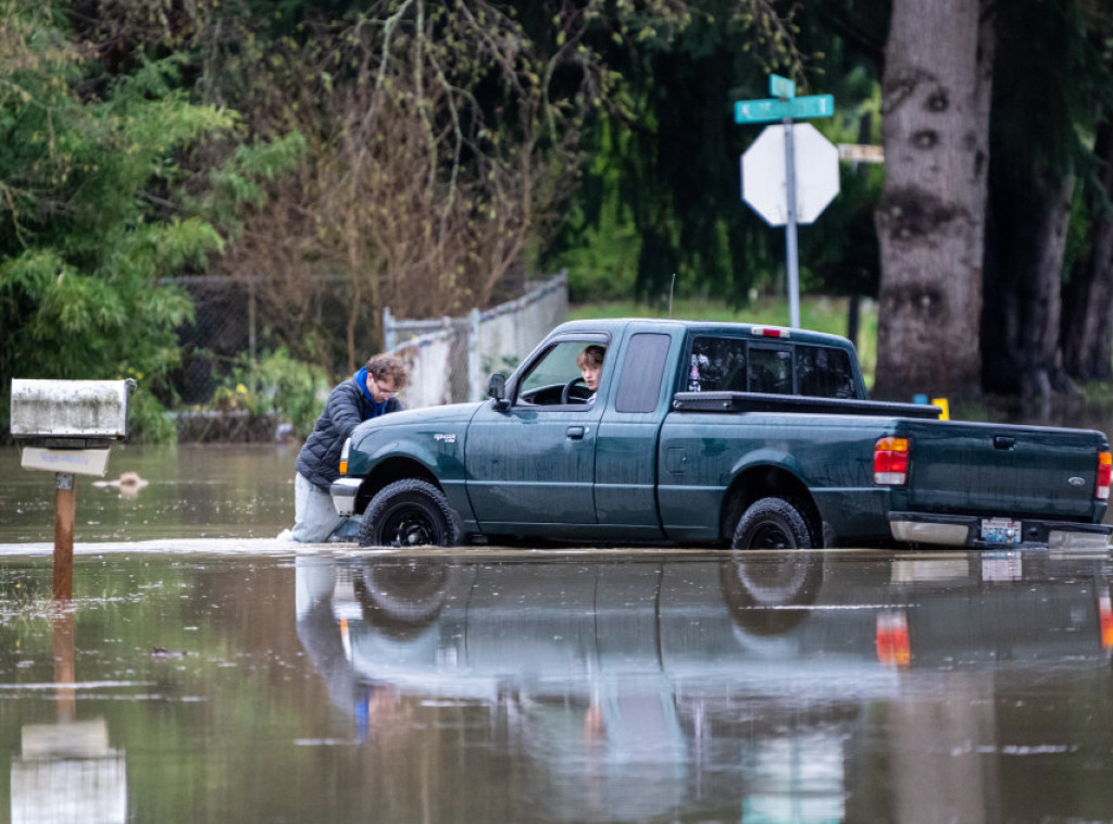 Francuska pogođena obilnim padavinama i snežnim lavinama