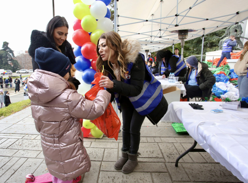 Opština Voždovac dodelila novogodišnje paketiće za decu