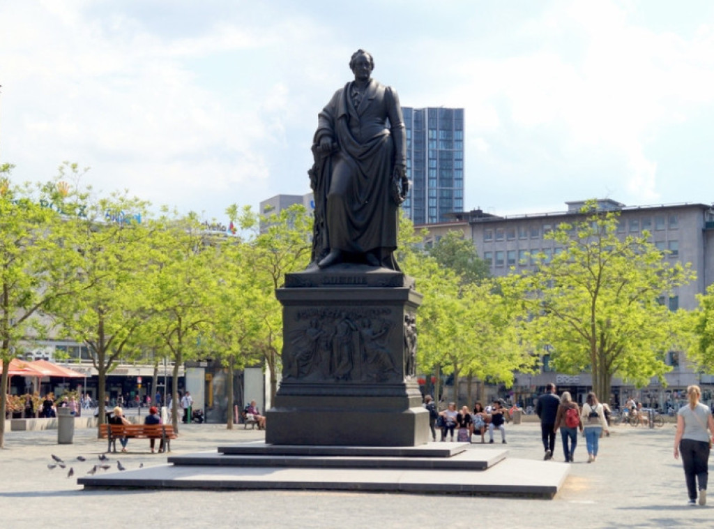 Lopovi ukrali Geteovu statuu ispred srednje škole u Hamburgu, ostale samo cipele