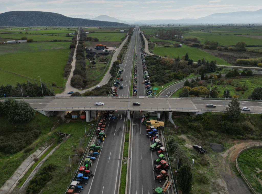 Poljoprivrednici u Grčkoj ponovo blokirali puteve oko Atine, Nikeje i Evzonija