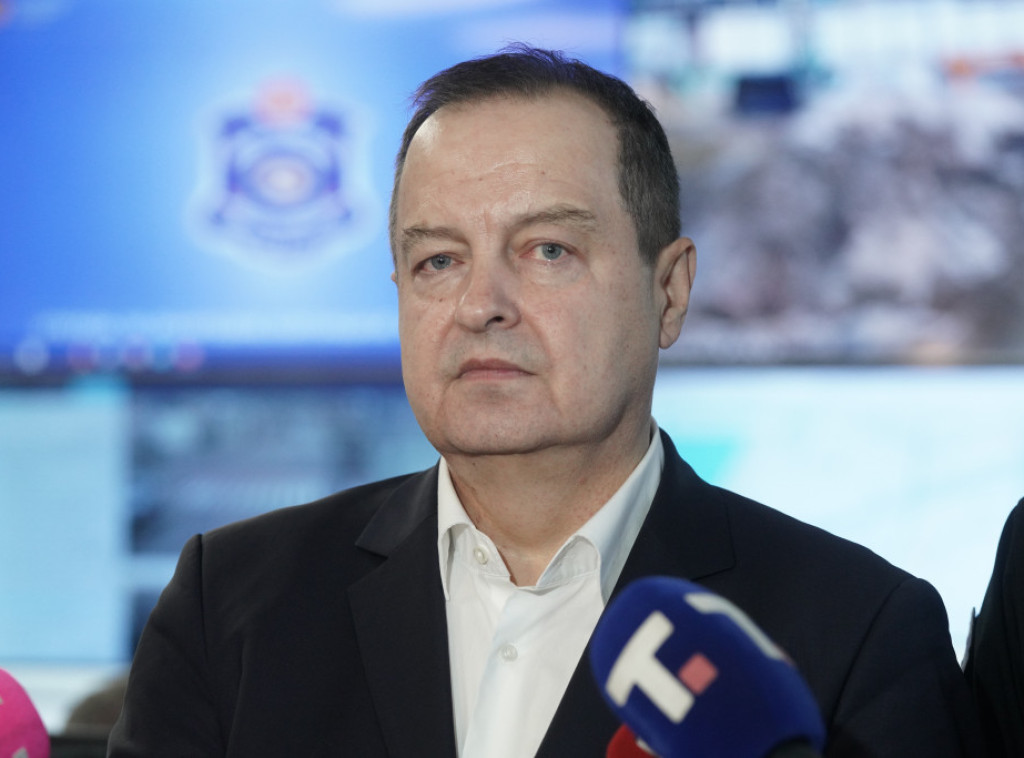 Ivica Dačić: Počela akcija uklanjanja bombe, biće prebačena na Pasuljanske livade