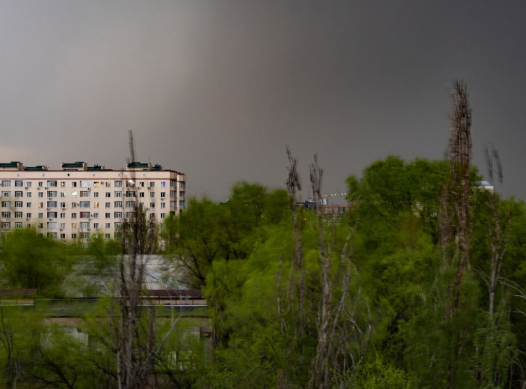 Deo krova pao na ulicu u Kumanovu zbog jakog vetra