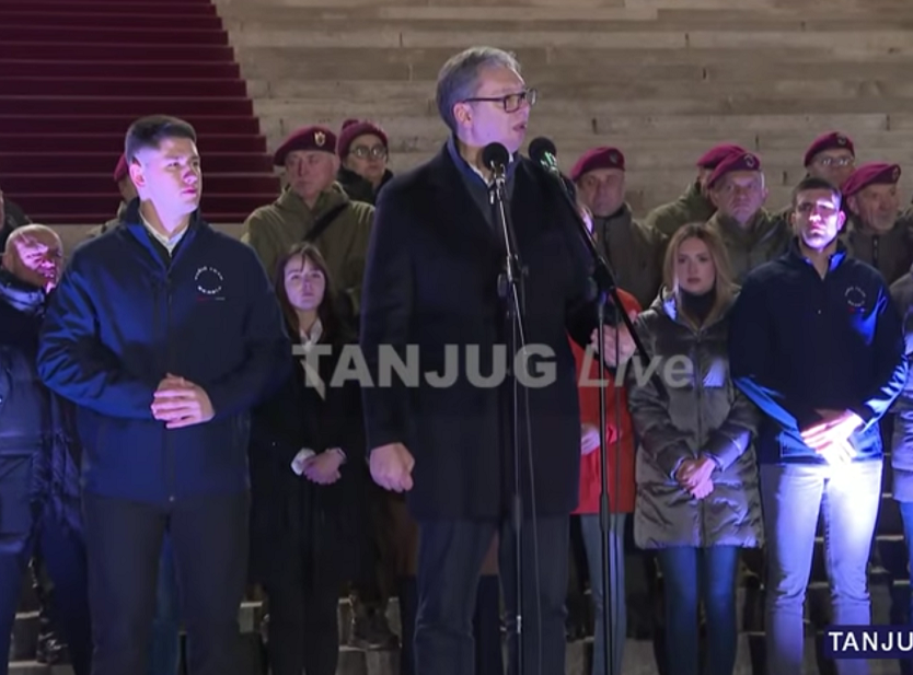 Predsednik Vučić stigao na plato ispred Doma Narodne skupštine, dočekao ga veliki broj građana