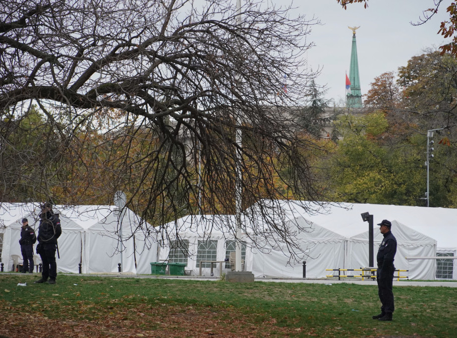 Uklonjeni šatori ispred Narodne skupštine, postavljaju se objekti za Božićno selo