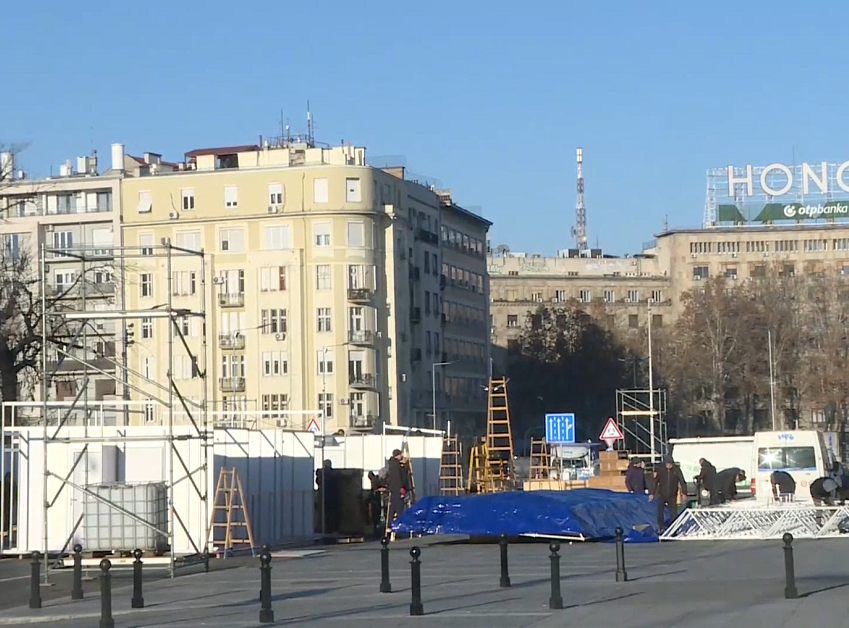 Uklonjeni šatori ispred Narodne skupštine, postavljaju se objekti za Božićno selo