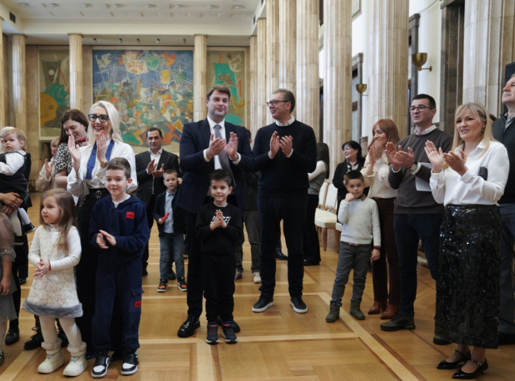 Predsednik Vučić podelio paketiće deci u Predsedništvu, poželeo im srećnu i uspešnu Novu godinu