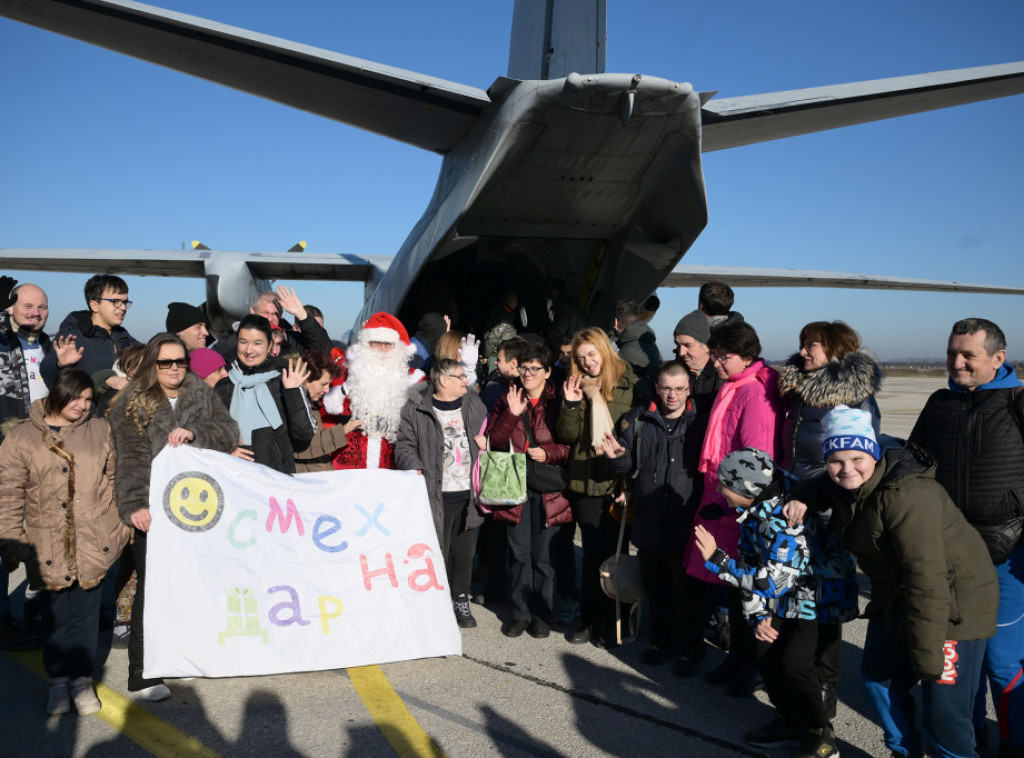 Pripadnici Vojske Srbije uručili novogodišnje paketiće deci sa smetnjama u razvoju