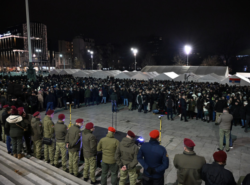 Ispred Skupštine Srbije postavljeni ukrašeni štandovi za božićno selo