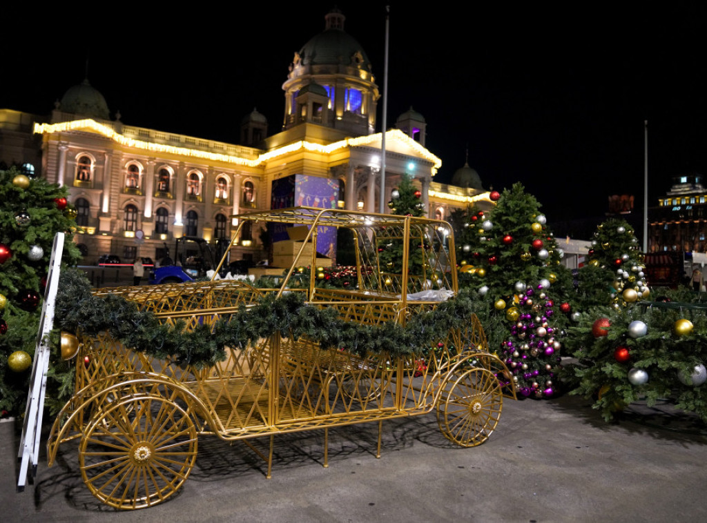 Ispred Skupštine Srbije postavljeni ukrašeni štandovi za božićno selo