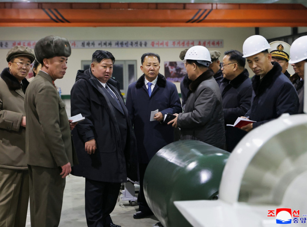 Kim posetio fabriku za proizvodnju naoružanja raketnih bacača