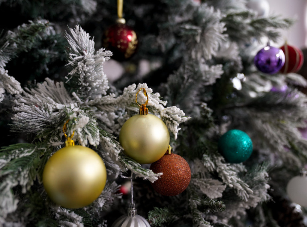 Šljokice, nostalgija i božićna čarolija: Retro dekoracije su ponovo u modi