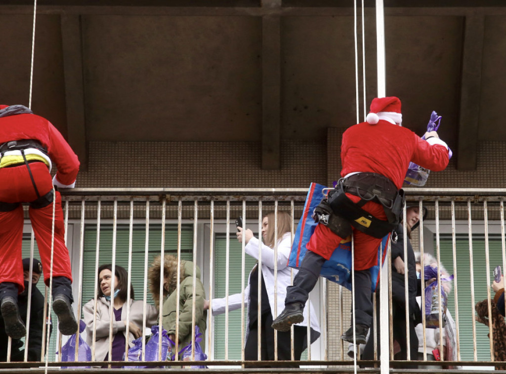 Pripadnici Specijalne antiterorističke jedinice kao Deda Mrazovi obradovali mališane na Institutu za majku i dete