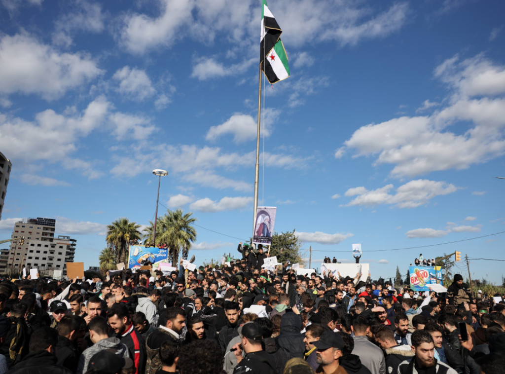 Sirija uvodi policijski čas u Latakiji, nakon nasilnih protesta