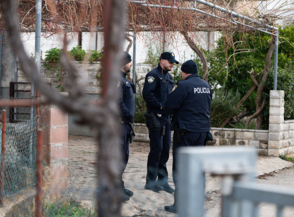 Policija: U Sukošanu otac upucao sina  pa istim oružjem presudio sebi