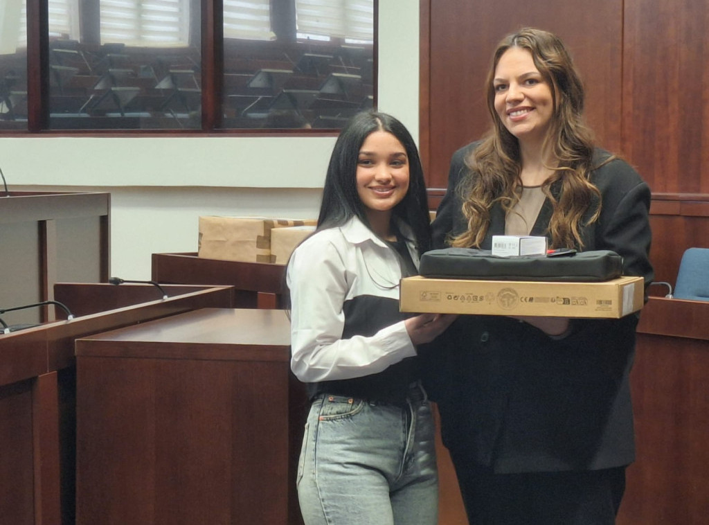 Čačak: Najboljim đacima romske nacionalnosti dodeljeni laptopovi