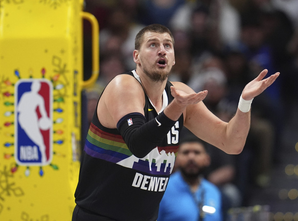 Srpski košarkaš Nikola Jokić pauziraće najmanje četiri nedelje zbog povrede kolena
