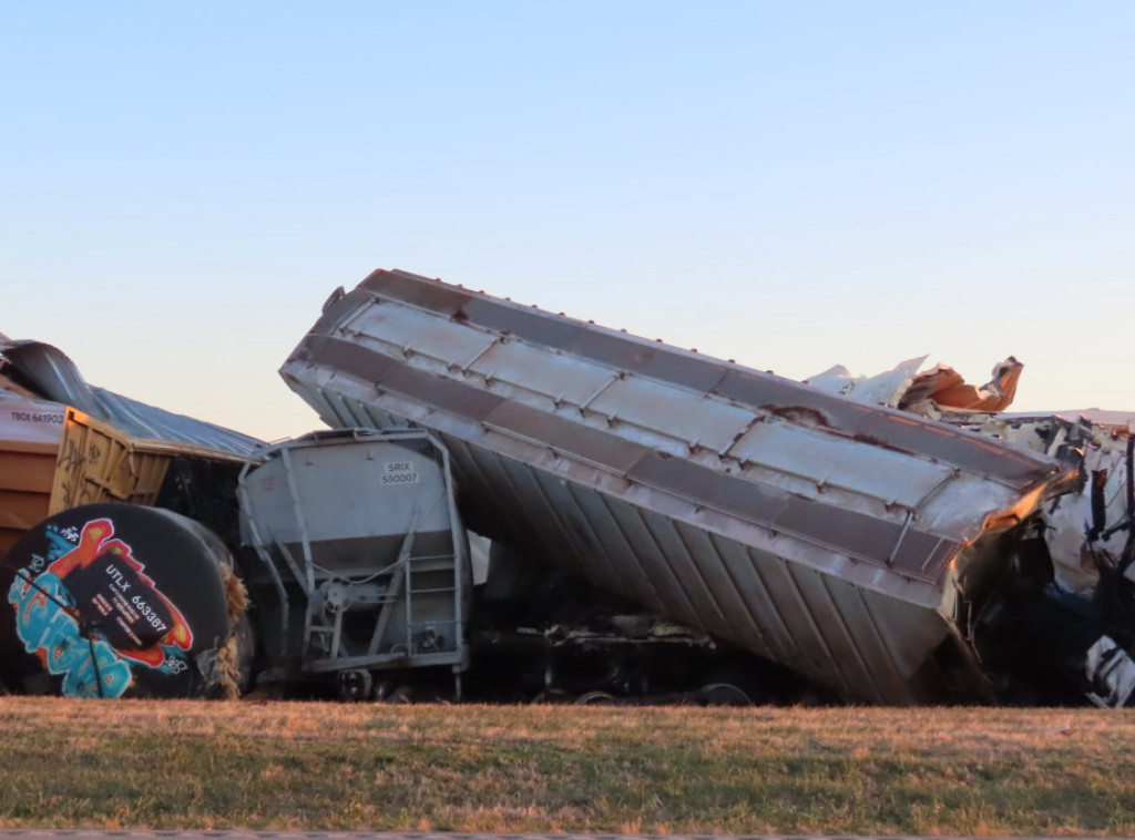 Voz iskočio iz šina u Kentakiju, došlo do požara i curenja hemikalija, bez žrtava