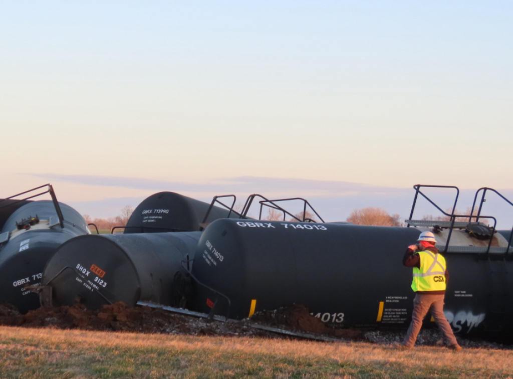 Voz iskočio iz šina u Kentakiju, došlo do požara i curenja hemikalija, bez žrtava