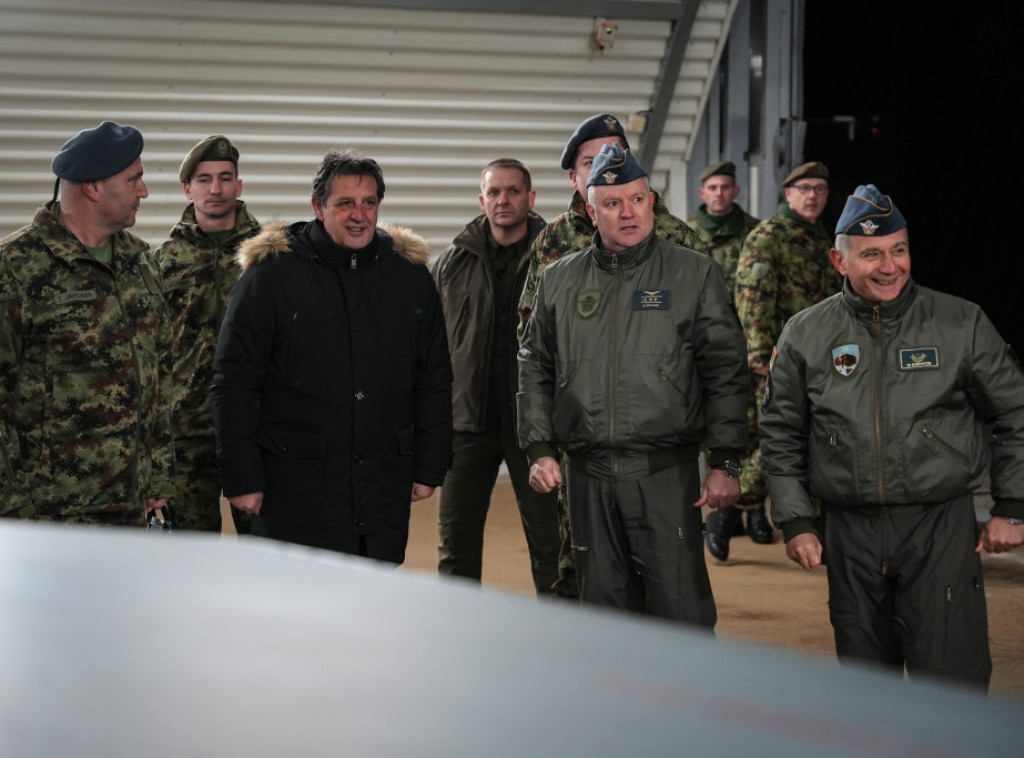 Gašić u novogodišnjoj noći obišao dežurnu jedinicu lovačke avijacije