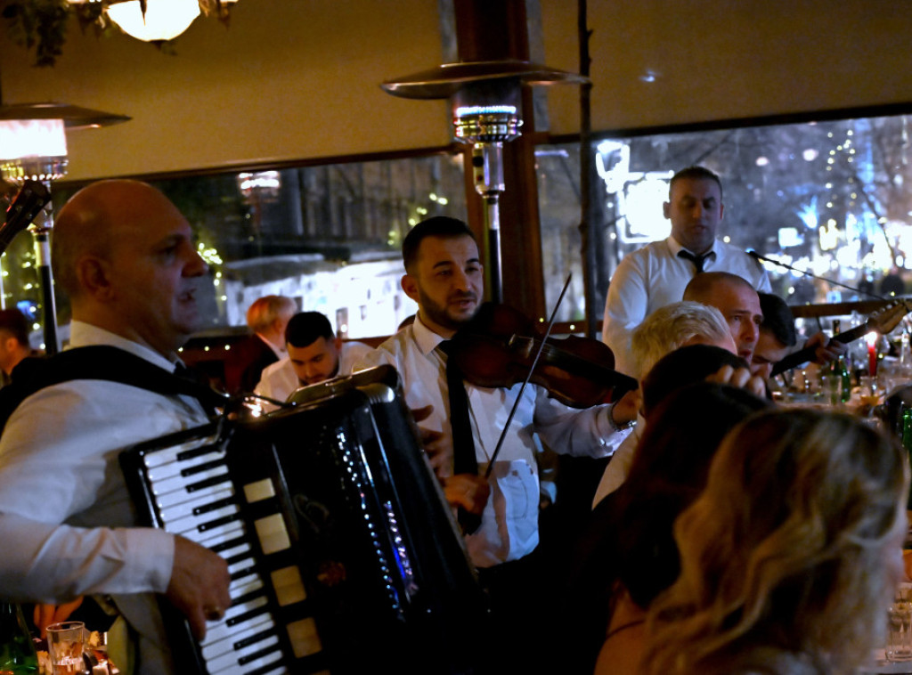 U restoranu "Tri šešira" u Skadarliji slavlje uz tamburaše, među gostima dosta stranaca